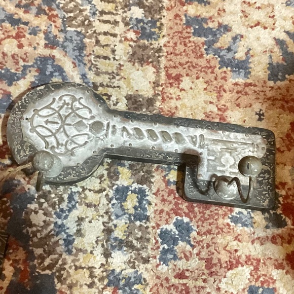 Bundle of Decor, plaque, framed art and vintage wall key or coat rack - Picture 4 of 4